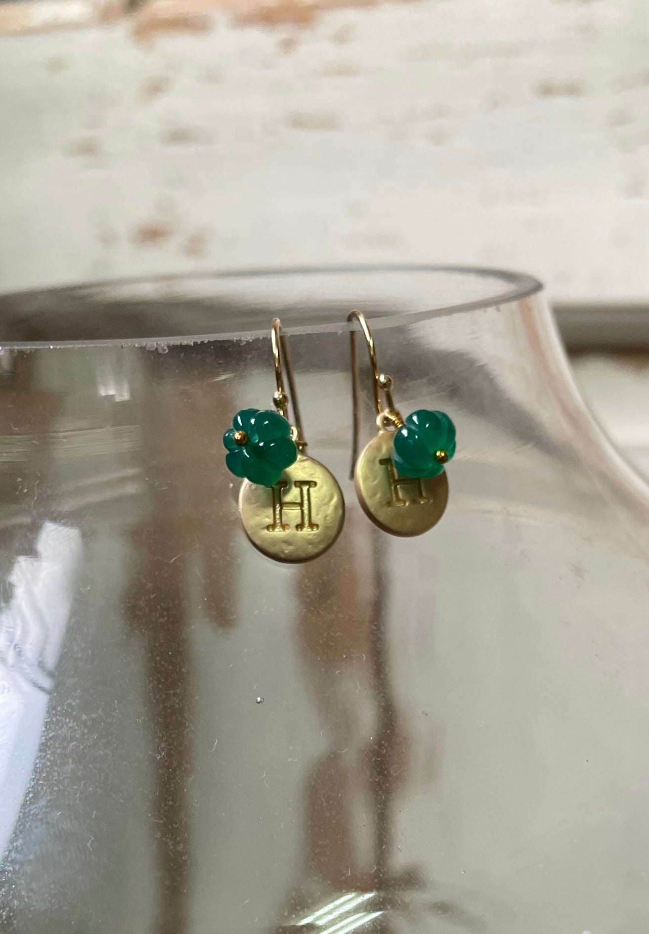 翡翠色1石ピアス(エンボス イニシャルHチャーム付き)