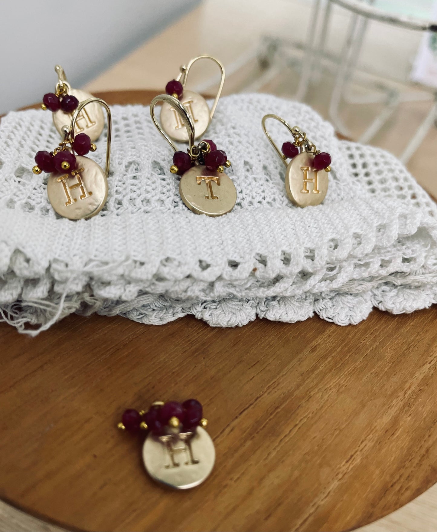 No1.赤いルビー色のビーズとイニシャル<H>のエレガントビアス