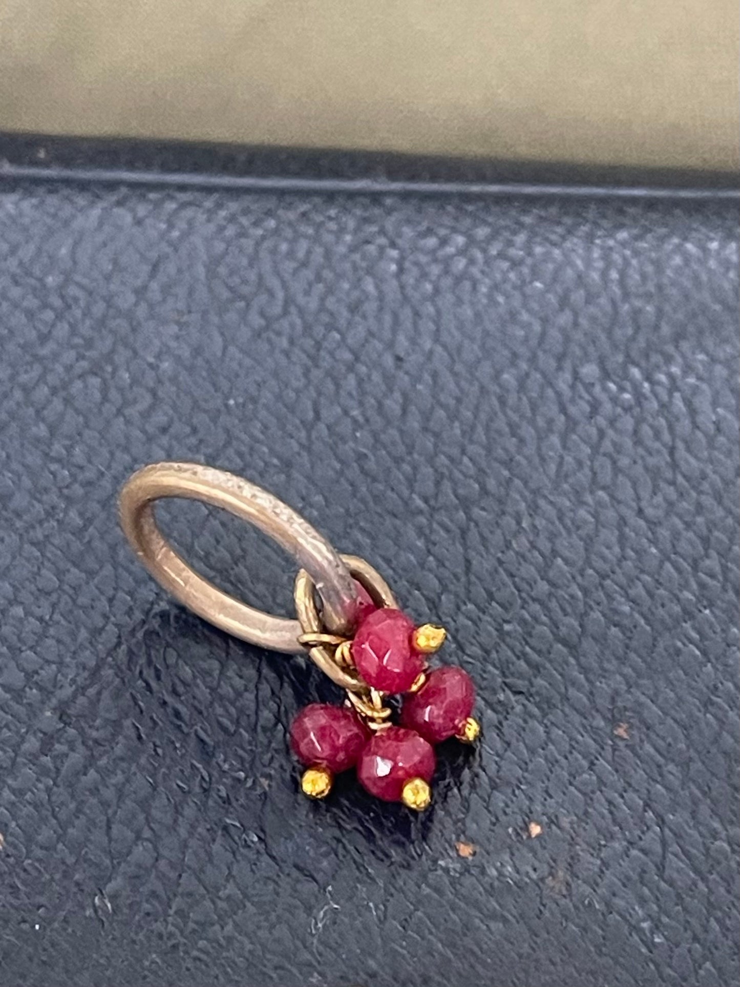 No.5 赤いルビー色ビーズチャーム