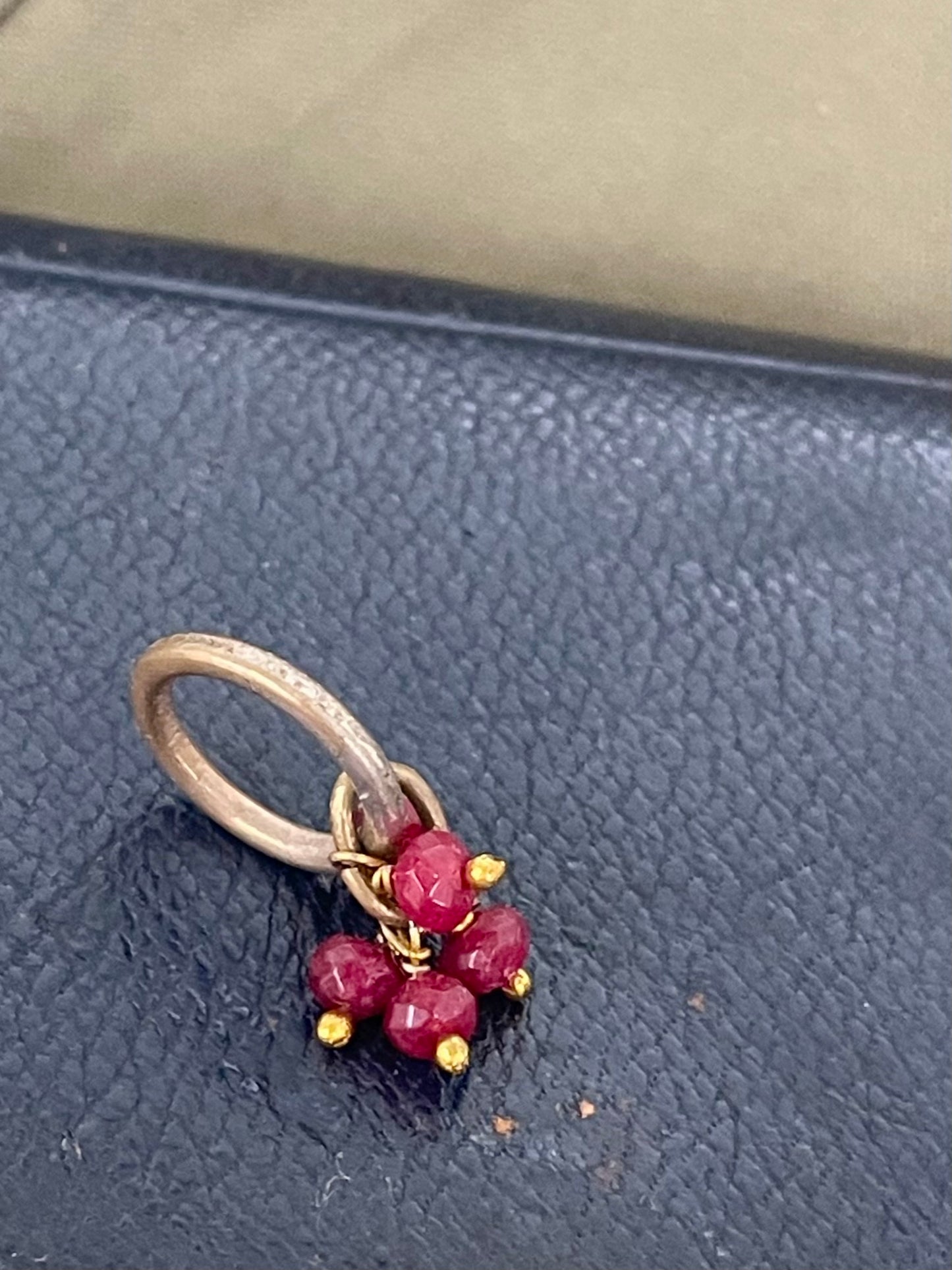 No.5 赤いルビー色ビーズチャーム